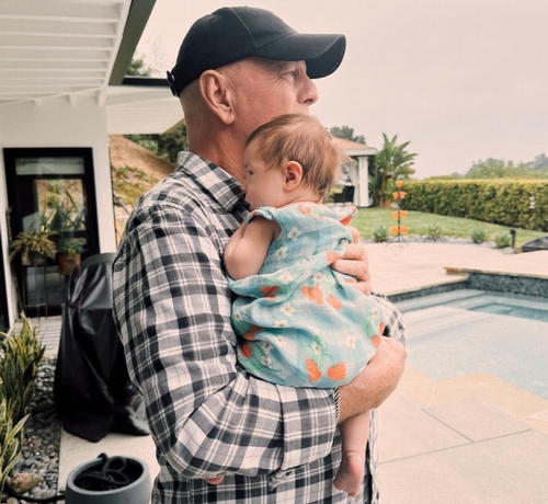 ブルース・ウィリス、認知症で引退も“生後2か月”孫娘との２ショット公開！