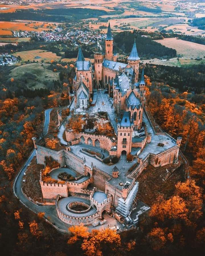 ホーエンツォレルン城　ドイツで最も象徴的で訪問者が多い城の 1 つ